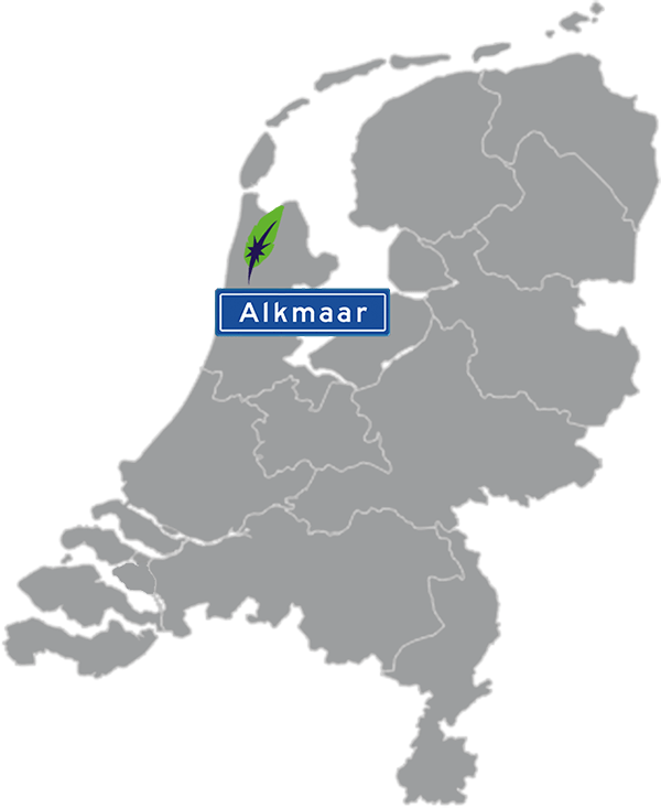 Grijze kaart van Nederland met Alkmaar aangegeven voor maatwerk taalcursus Duits zakelijk - blauw plaatsnaambord met witte letters en Dagnall veer - transparante achtergrond - 600 * 733 pixels